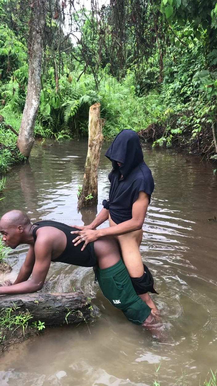 Sexylary: Nigeriaanse jongens werden betrapt op seks in een moerasrivier met...