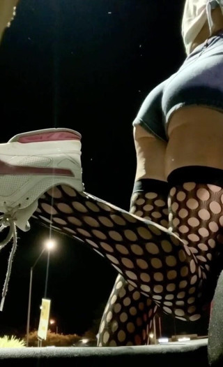 CindieLove: Culo sexy pantaloncini di jeans attillati e calze a rete...