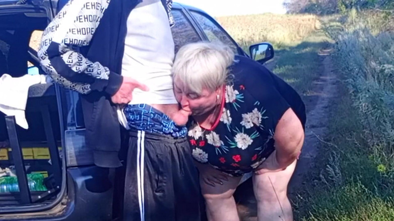 Zona901: Stiefmoeder houdt mijn lul vast terwijl ik plas en zuigt...