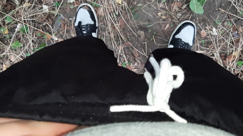 Lesbian-candys: Masturbare lesbiană riscantă în pădure