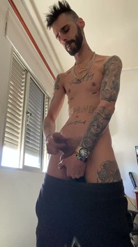 Grosso cazzo che si masturba ed eiacula in boxer