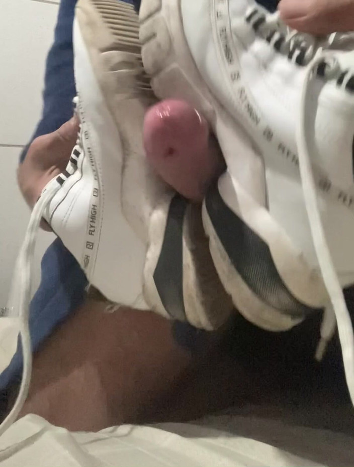 Sneakerfetish_BR: Mengongkek kasut wanita saya