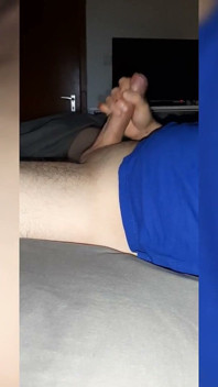 Grote blanke pik wordt afgetrokken totdat ze klaarkomt 2