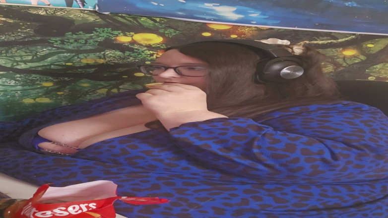 SSBBWLadyBrads: SSBBW Goddess Snacking Whilst Working