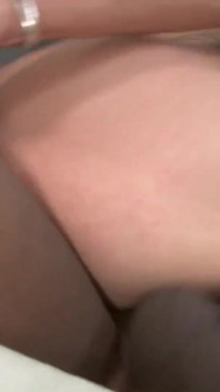Bruneta sexy cu țâțe mari este futută anal de o pulă neagră