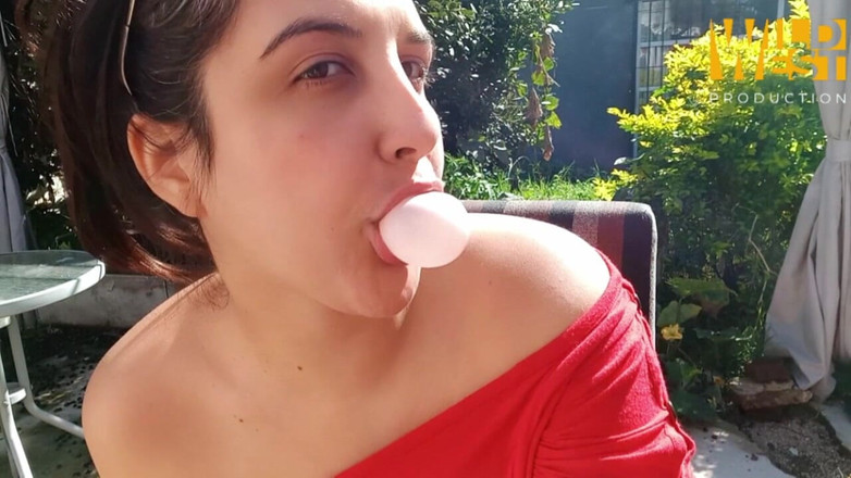 WildLooner: Come goma de mascar afuera mientras muestra tus tetas.
