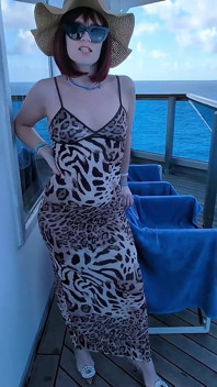 MILF Fodida Em Público Por Marinheiro Enquanto O Marido Corno Está No Banheiro