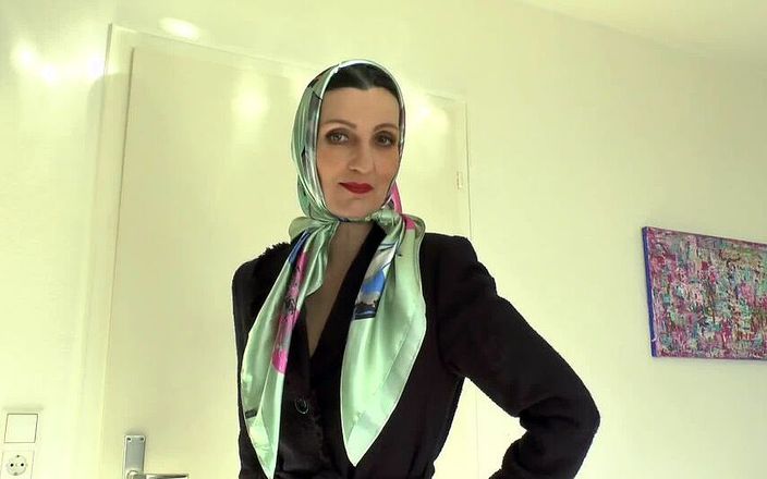 Lady Victoria Valente: Quý cô victoria valente khoe chiếc khăn quàng khăn satin...