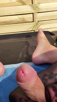 Glossy Black Nylon Footjob Im Garten