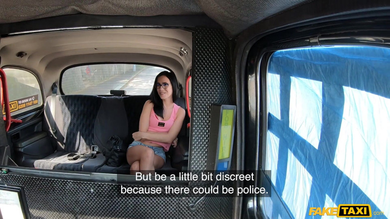 Fake Taxi: Fake taxi - nikki fox mostra la sua figa ungherese rasata...