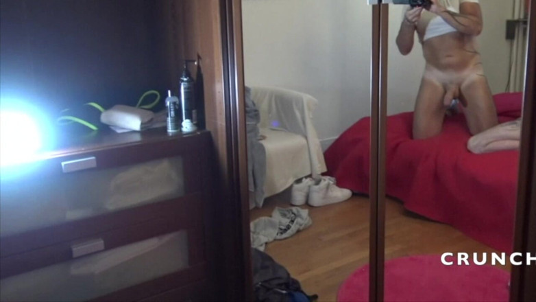 Fun bareback meeting in Barcelona: 若いストレートの男が大きなチンコをしゃぶっている