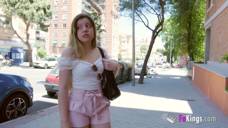 FAKings: 18-летняя студентка-юриспруденка хочет покинуть дом своих родителей. Ее решение? Начинаю порно карьеру!