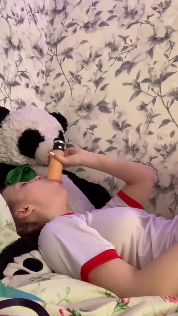SashaSweet69: Muie cu vibrator și masturbare cu țâțele
