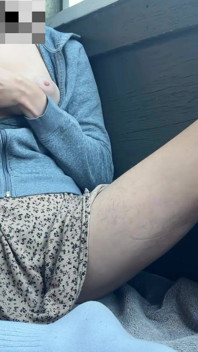 Faccio l'orgasmo della figa sotto la mia veranda