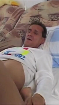 Der alte herr hat fieber und das mädchen heilt ihn, indem sie seinen großen schwanz fickt