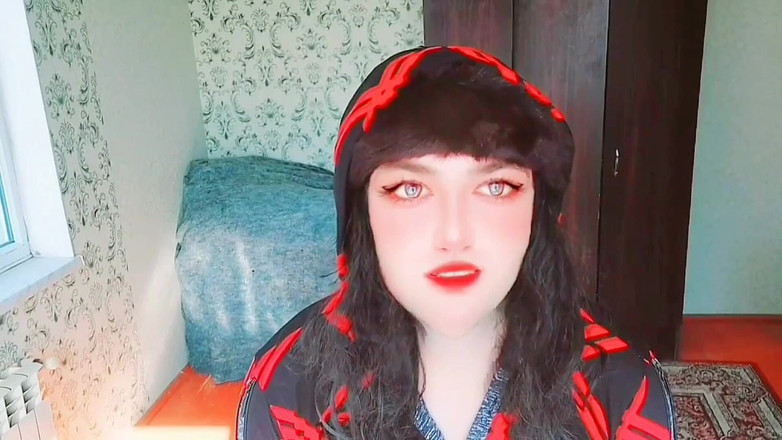 Kitty_Cross: 穿着短牛仔裙的女郎向前弯下腰