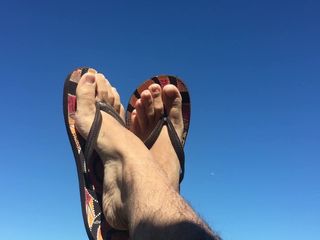 Manly foot: Ayaklar havada sanki umurumda değil