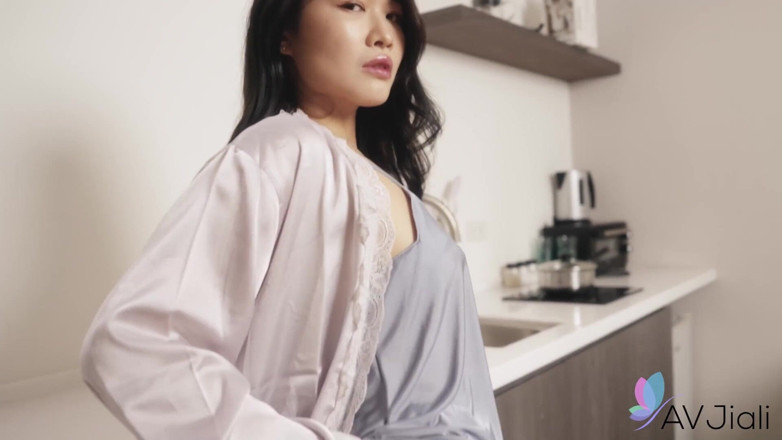 AV Jiali: 배다른 아들에게 따먹히는 Ye Chenxin