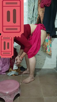 Priya lagi asik mandi bareng di kamar mandi