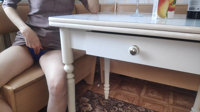 Sasha Green: Une étudiante se masturbe la chatte sous la table