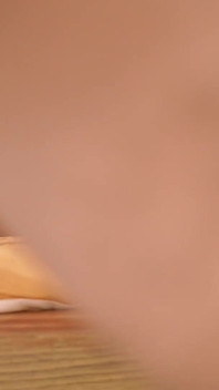 Una coppia sexy non pai *d il loro proprietario di casa e ha scopato il loro trio hardcore