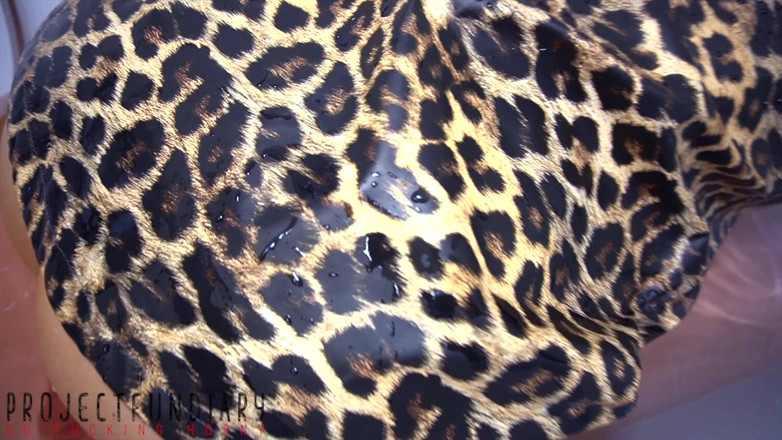 Projectsexdiary: レオレインコートを着た濡れた女の子がシャワーでドギースタイルでセックスされた - プロジェクトファンディアリー