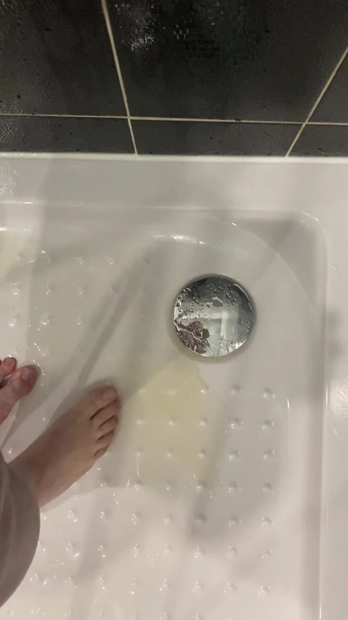 VikkiGeorgia: Pee in Shower