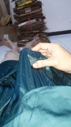 Crossdresser mặc váy chiffon với lớp lót mượt mà