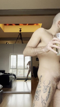 Pria botak sange dengan kontol besar yang belum disunat kencing di gelas