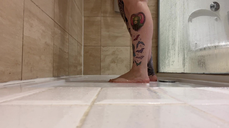 Miss Valentina: Pohled na nohy ve sprše