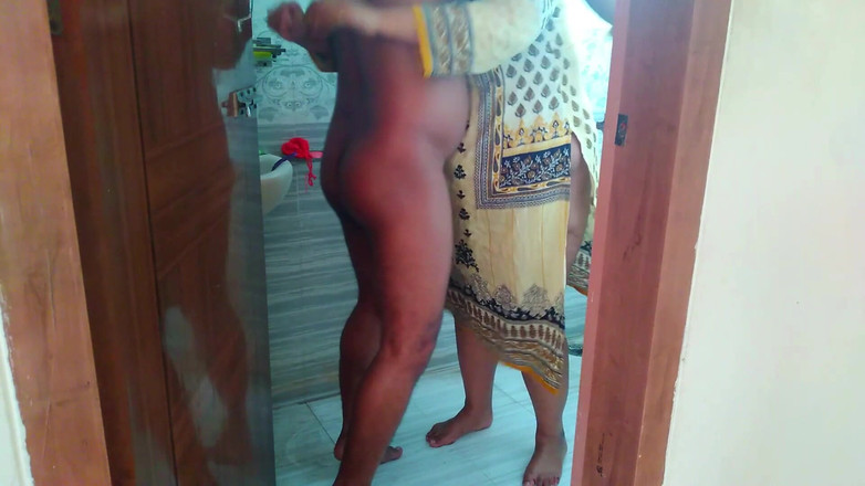 Aria Mia: India bhabhi se caliente y se quita los pantalones