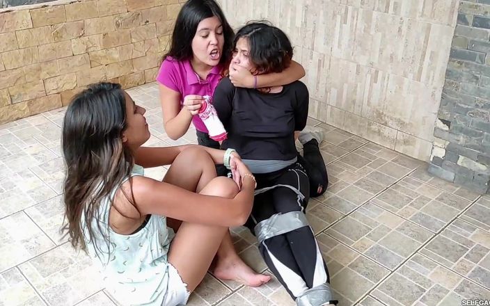 Selfgags Latina Bondage: Oh não! Por favor, não me faça perder a competição...