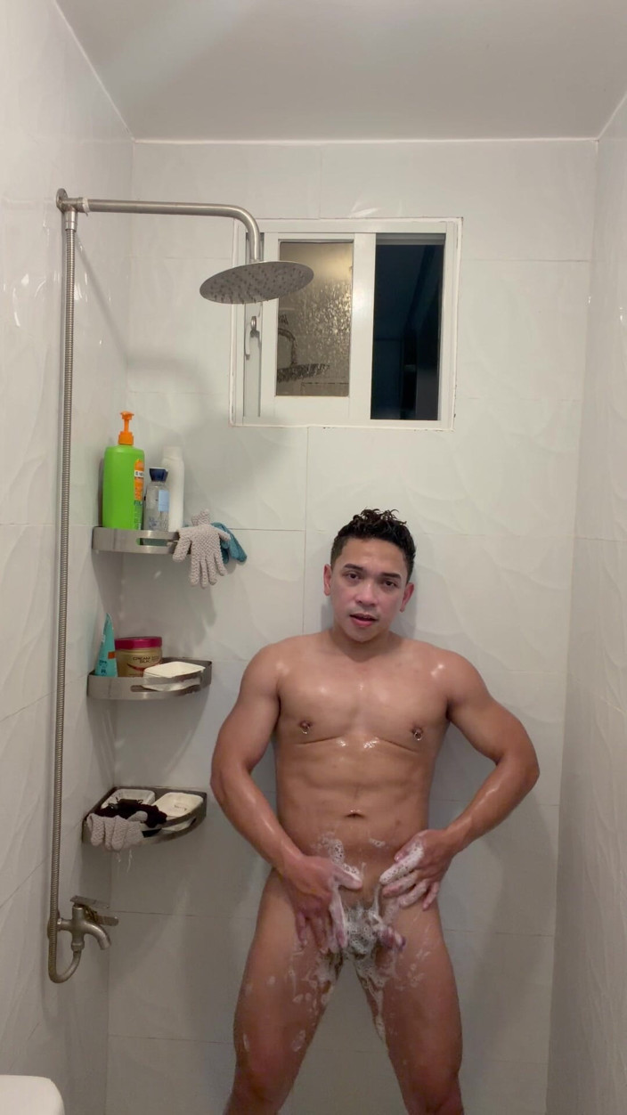 The Fitmaster: L'eccitante gay filippino si masturba nella doccia bollente