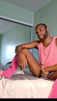 sexy dans un short violet et des chaussettes roses
