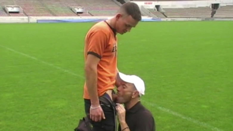 Jess Royan XXX: Ošukaná na fotbalovém stadionu !! Neuvěřitelné