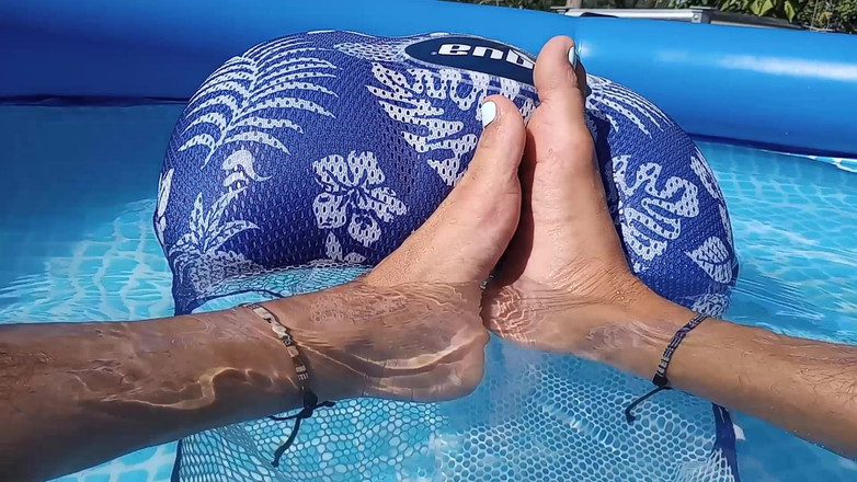 Midsouth Foot Fetish: Semoga aku bisa masukin kakiku di sebelah kakimu