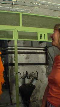 Rubia madura monta una buena polla en su trabajo