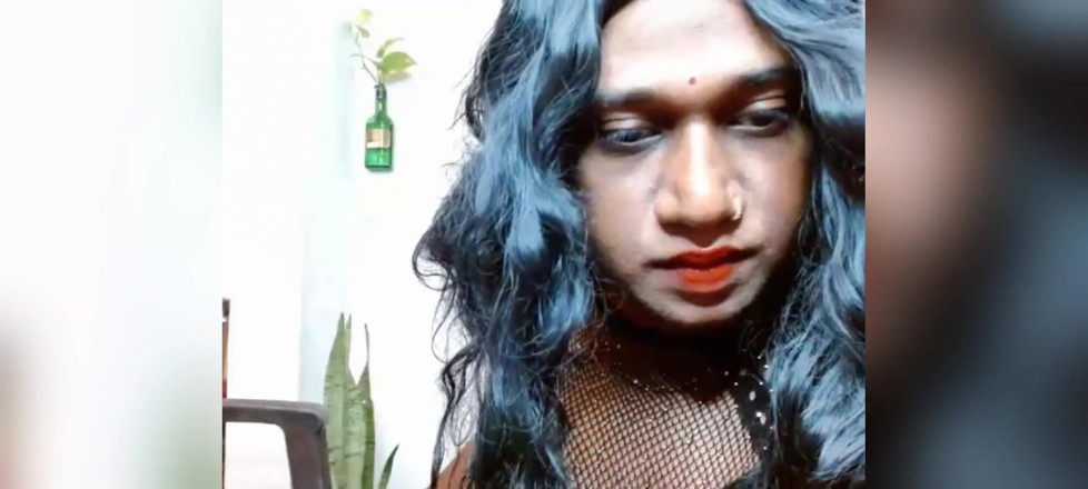 akhilzq: Mulheres trans indianas estão em posição de quatro e expõem...