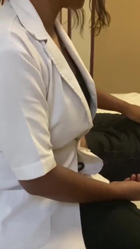 O garoto ficou excitado ao ver o médico sexy e eles fizeram sexo