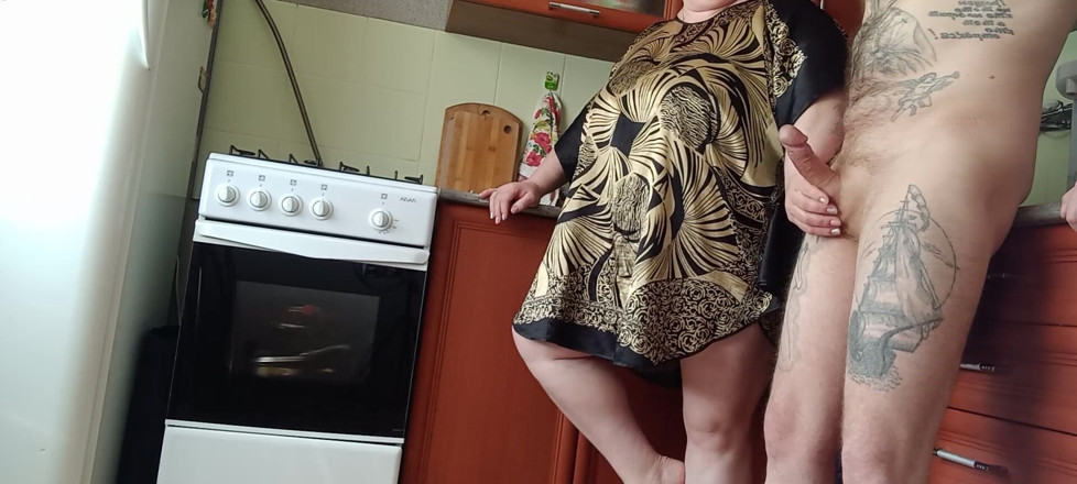Zona901: milf masturba meu pau antes do almoço