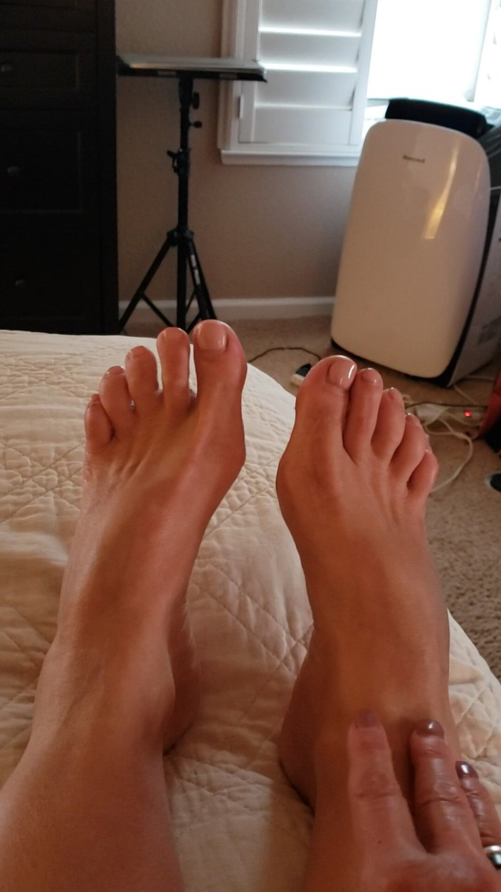 JessRyan: Oh No! MILF Camgirl Jess Ryan Foot Problems