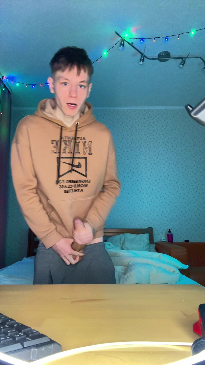 Morflot24: Kijk hoe ik mijn enorme pik van negen inch streel...