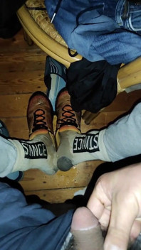 Dirtyjunkbro nie potrzebuje toalety, żeby się wysikać. On robi to wszędzie! Mega brud!