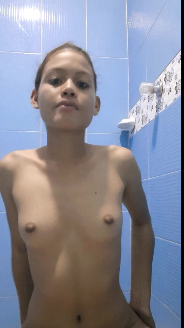 kafesexxx: Pequena meia-irmã de 18 anos com peitos pequenos enviou seu vídeo...