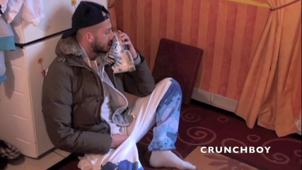Sneaker gay: Un twink soumis par les baskets d'une curieuse hétéro sexy