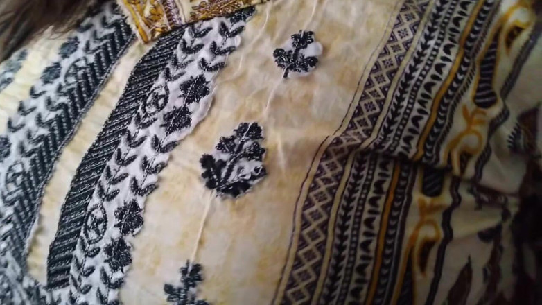 Aria Mia: Hintli kadın sikişirken mutfakta devar tarafından sert anal sikiliyor