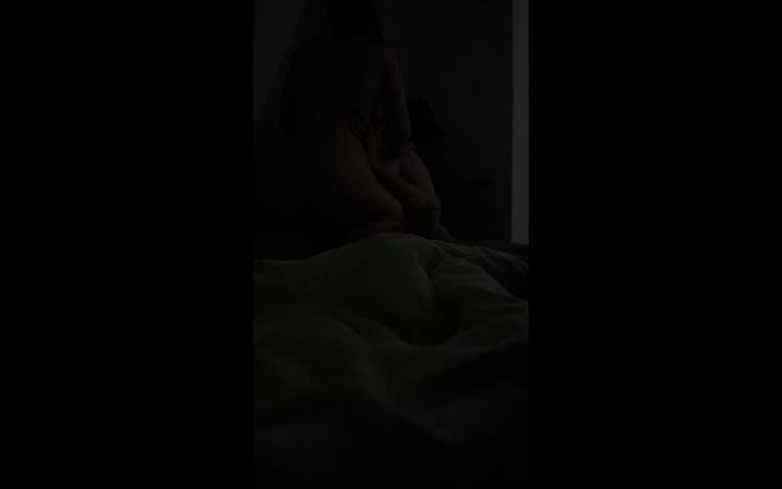 Home video live: Viene scopato al buio e mi sborra sulla schiena