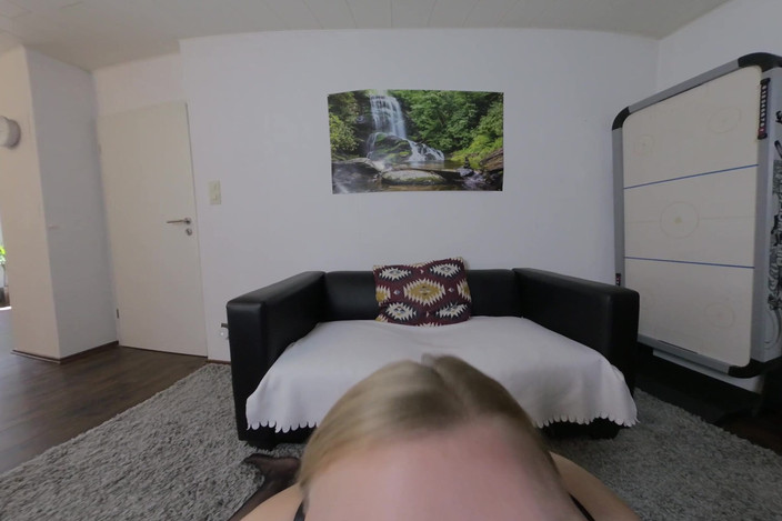 BlondeHexe VR: 有手表的饥渴金发女郎撸管并吹你的鸡巴，直到你射在她嘴里