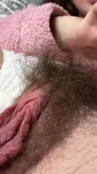 Owłosiona dziewczyna uwielbia JOI i spermę razem