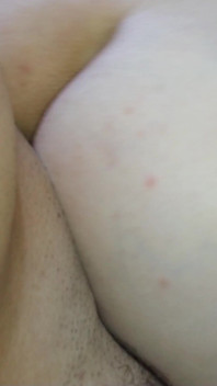 Sexy blonďatá nevlastní matka s velkým zadkem masturbuje kamaráda a kouří mu péro a dává jí těsnou kundičku do zadku část 8